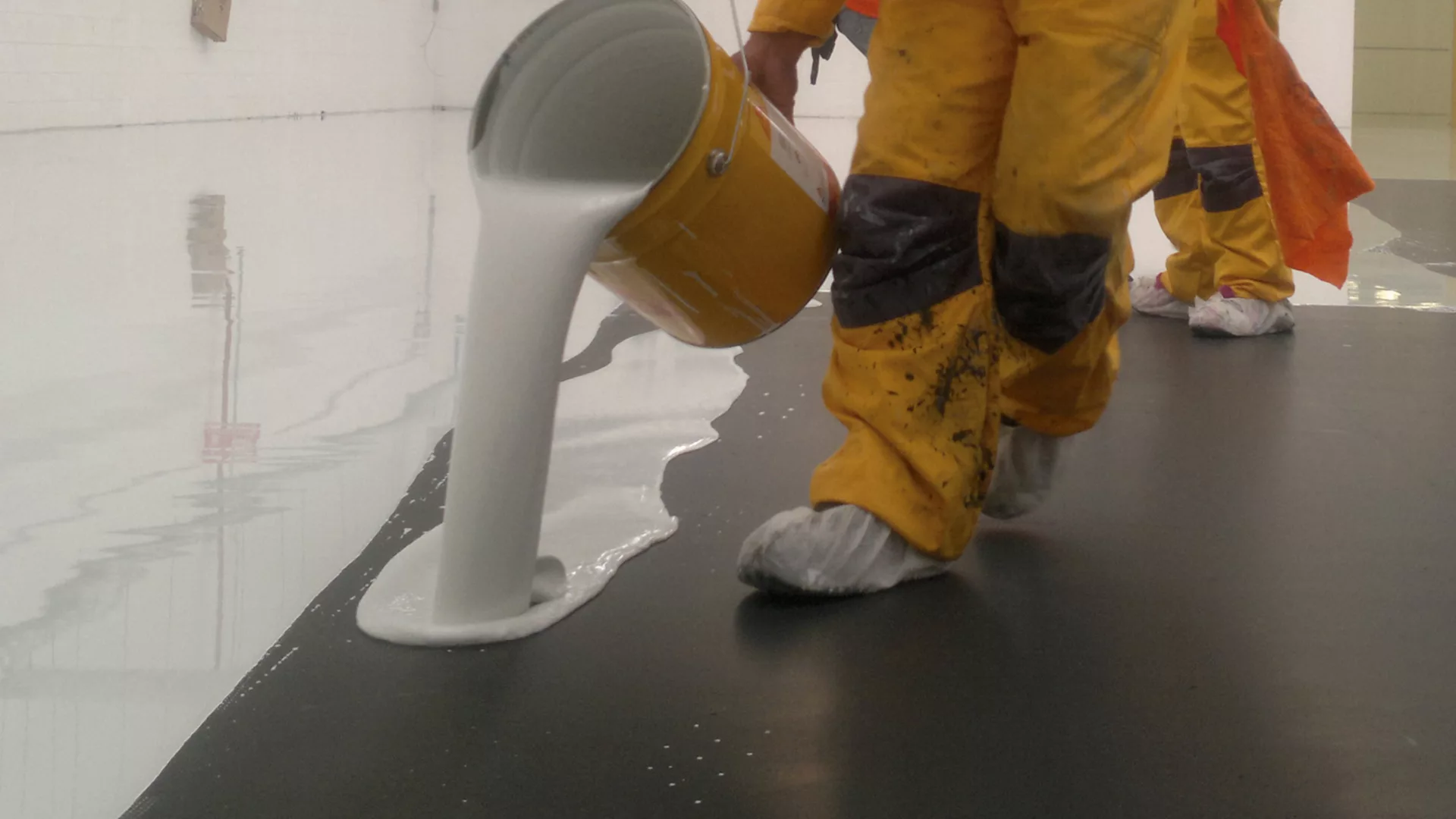 self levelling screed